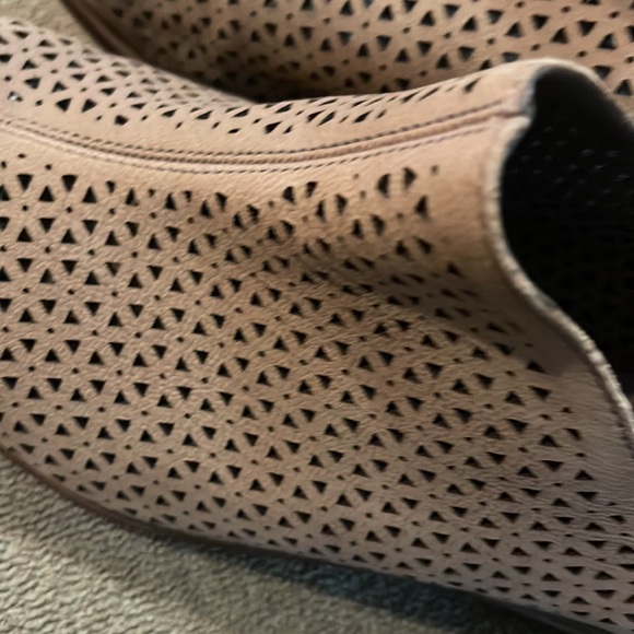 Vince Camuto Mesh Booties Size 7.5 Tan Brown Shoes - Picture 10 of 10